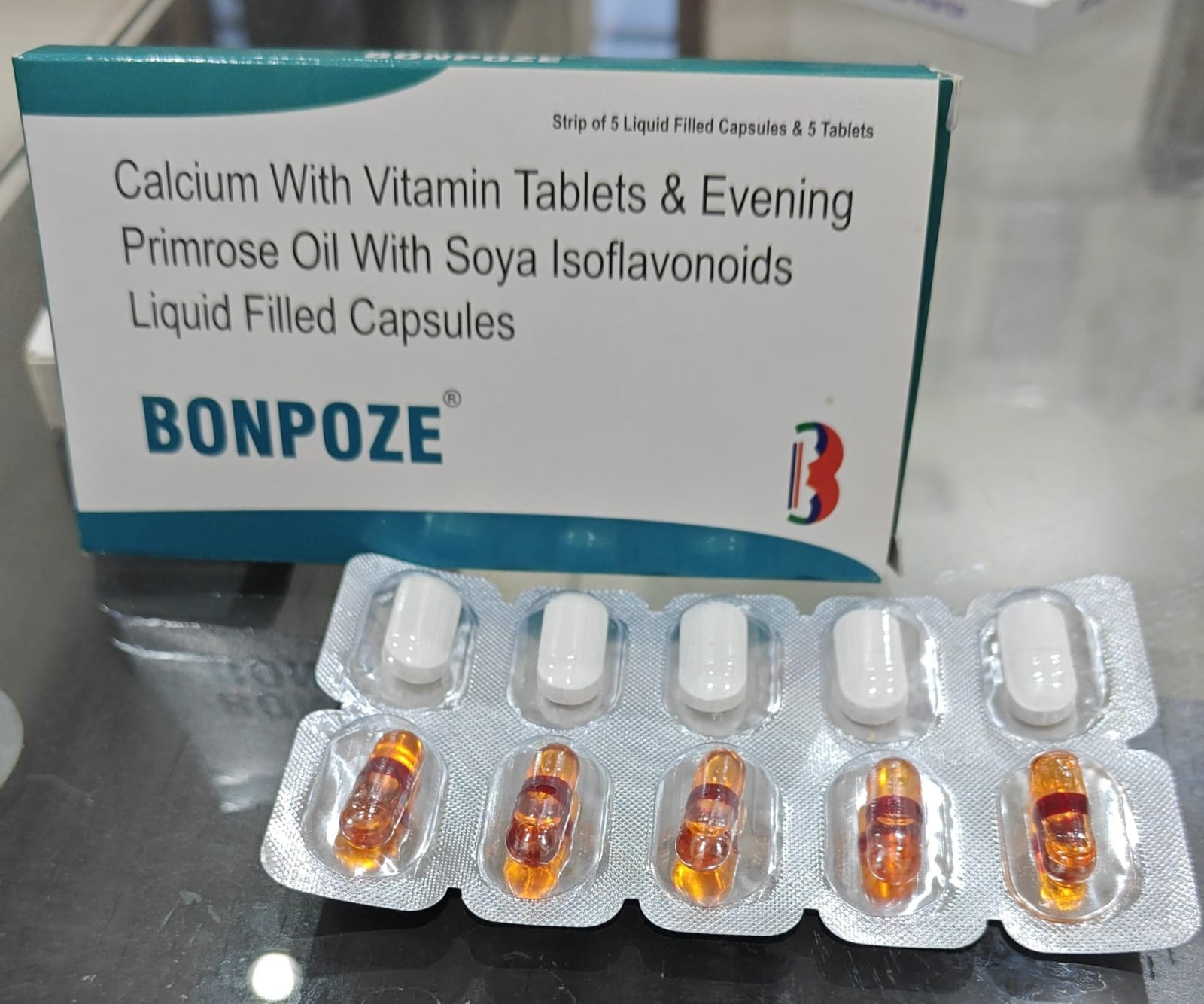 Bonpoze Combikit box and packaging, a two-part menopausal care kit featuring Soya Isoflavonoids, Evening Primrose Oil, and Calcium for climacteric relief by Bon Apress Pharma.
